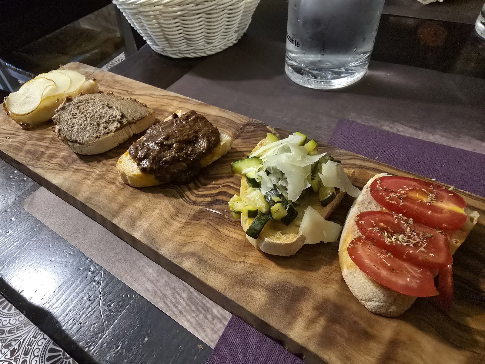 I crostini misti sul tagliere di legno